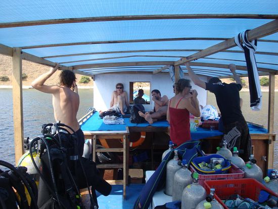 Chillen nach den Tauchgaengen auf dem gemuetlichen Boot...