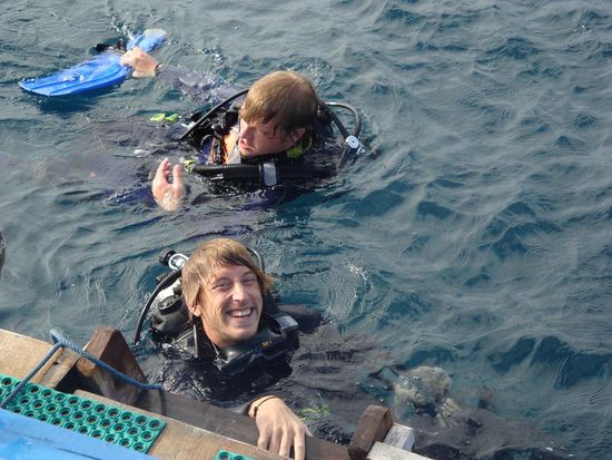 Simon und Alain bei der Rueckkehr nach ihrem Tauchgang... natuerlich am grinsen, wie auch schon die letzten paar Tage zuvor.