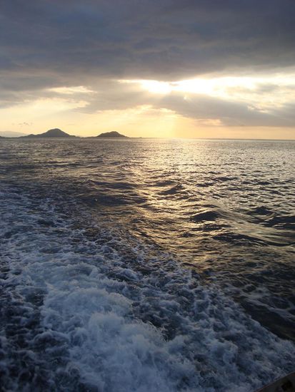 Cooler Sonnenuntergang ueber dem Komodo-Nationalpark...