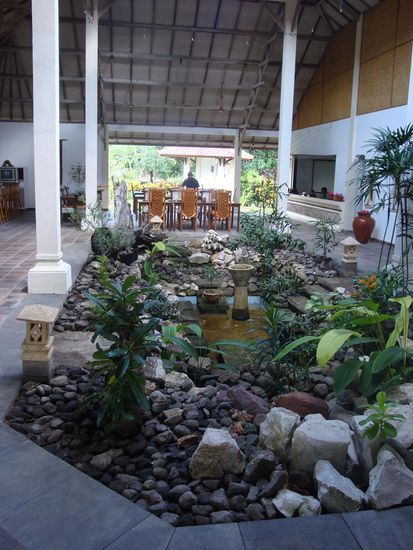 Die Eingangshalle/Essbereich des Hotels, richig liebevoll gestaltet, sogar mit kleinem Teich.