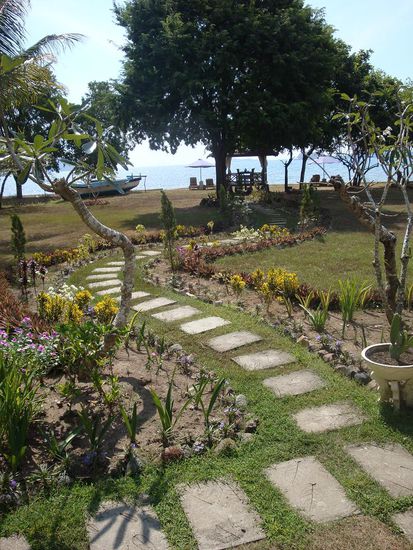 Und dies war die Sicht von unserem Zimmer auf den gepflegten Garten und natuerlich das Meer...