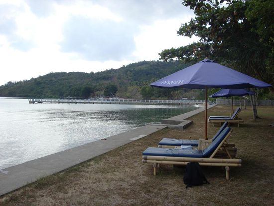 Liegestuehle sogar mit Strandtuechern fuer die Gaeste...