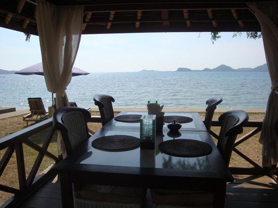 Hierher haben wir uns meistens unsere Essen und einige Bier bringen lassen... voll gemuetlich so direkt am Meer.