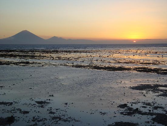 Schon eine tolle Kulisse, Bali und der Vulkan... ueberigens nur an einem sehr klaren Tag sichtbar.