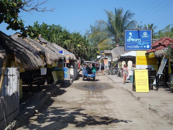 Die Hauptstrasse von "Gili-Trawangan"... dem Strand entlang.