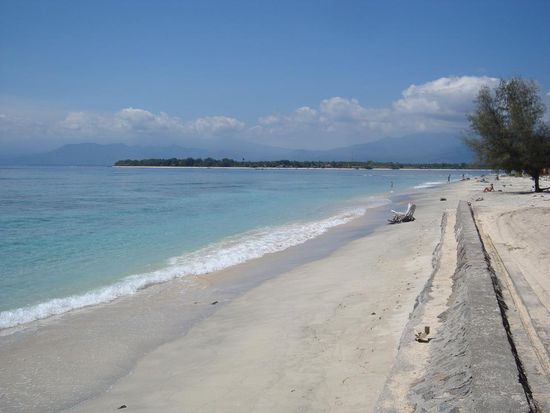 Irgend ein schoener Strand auf der Nordseite der Insel... im Hintergrund "Gili Meno".