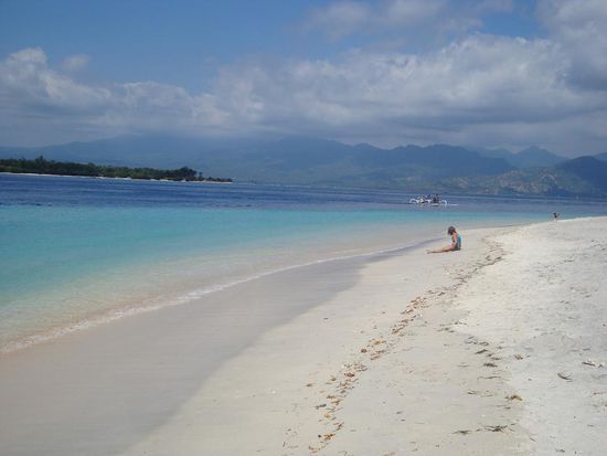 Wunderschoene Beach... links die Insel "Gili Meno" und dahinter das nicht sehr weit entfernte Festland von Lombok.