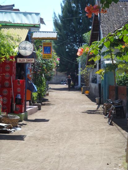 Eine Seitenstrasse auf "Gili Trawangan"...  links "Fake-Aldi-Shop" und gleich dahinter befand sich unsere Unterkunft...