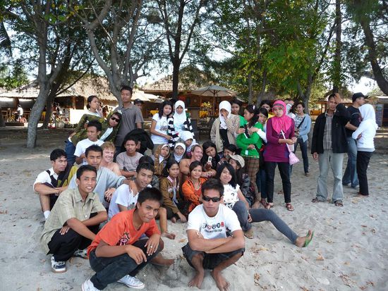 Die Schueler von Lombok mit denen wir fuer ein Foto in einer Brochure posierten... cooles Bild !