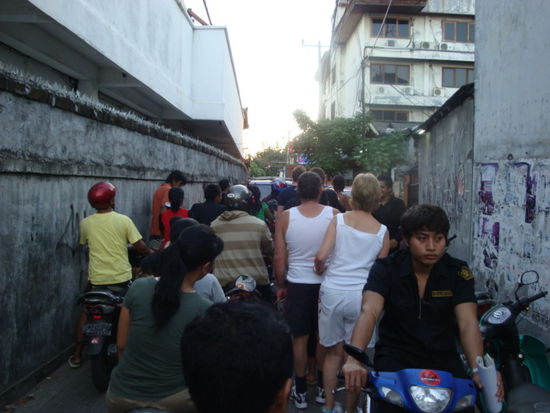 Nach wie vor ein totales Verkehrschaos in der "Poppies Lane I"... hier wollten zwei Autos kreuzten und dies ist das Resulat. Das unglaubliche daran ist das dies hier alle paar Minuten geschieht... Kuta-Style halt !