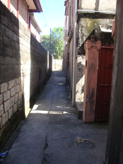 In dieser kleinen Gasse befand sich unsere Unterkunft... das naechste mal werden wir in Kuta sicherlich nicht am Freitag Nachmittag auf die Suche gehen...