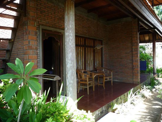 Dies war unsere Unterkunft mit gemuetlichem Sitzplatz vor dem Zimmer, so hatten wir uns dies ungefaehr vorgestellt !