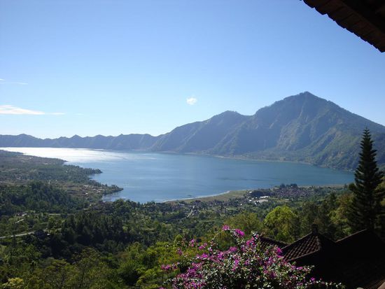 Rechts daneben lag ein schoener Kratersee... auch nicht uebel, diese Aussicht !