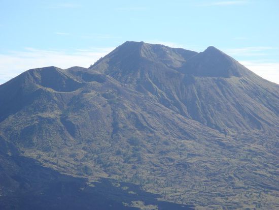 Die beiden Spitzen ein wenig herangezoomt... es ist uebrigens auch moeglich diesen Vulkan zu besteigen.