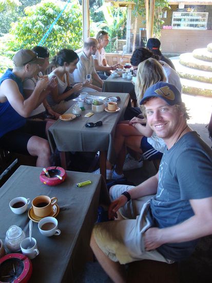 Hier unsere ganze Bike-Truppe und Alain mit seinem Kaffee 