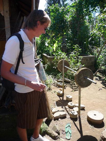 Hier ein indonesisches Fitnesszenter... bei der "Bambus-Village"... coole Gewichte !