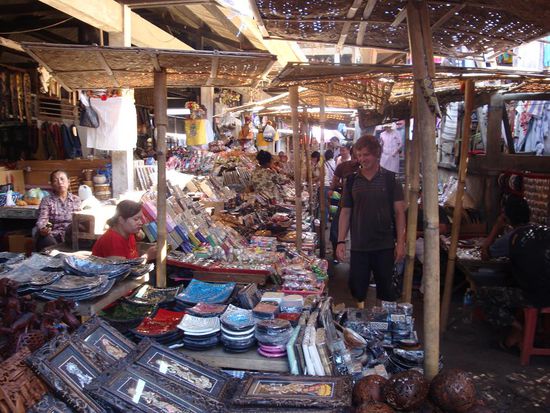 So sah es auf dem Markt aus... hier gab es deutlich mehr verschiedene und auch orginellere Dinge als auf den Maerkten zuvor.