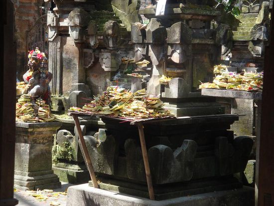 Alles voller Opfergaben... auch so ein Ding des balinesischen Glaubens.