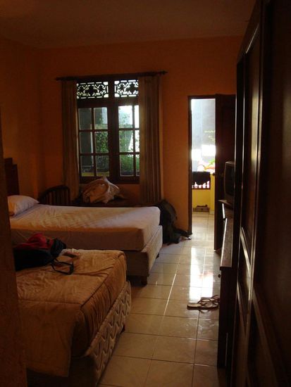 Unser super Hotelzimmer, sogar mit Balkon und Poolsicht !  Aber das Beste war eindeutig das Satelitten-TV !