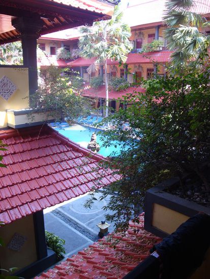 Die Sicht von unserem Balkon auf den gemuetlichen Pool...