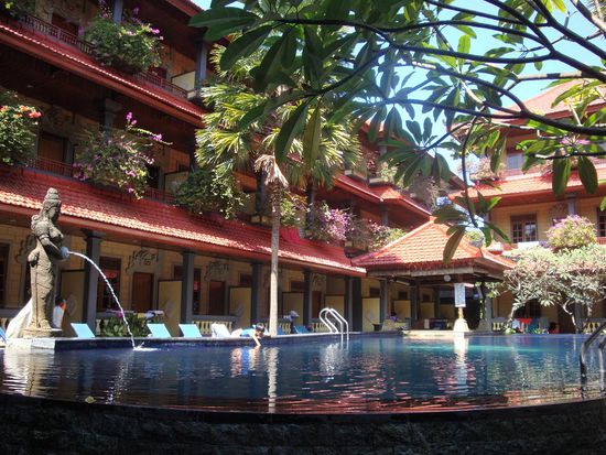 Und Sicht vom Liegestuhl auf den Pool...  So laesst es sich natuerlich locker ein paar Tage in Kuta aushalten !