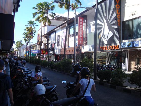 Die Einkaufstrasse in Kuta... alles voller Surfshopps ! Ein Traum fuer Liebhaber von "Volcom, Rip Curl, Quicksilver" usw...
