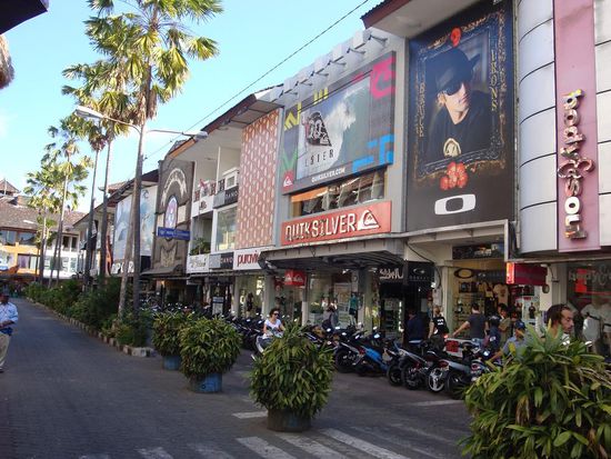 Und noch die andere Seite der Einkaufsstrasse... alles voller Marken-Shops ! Und die Preise waren gar nicht mal uebel...
