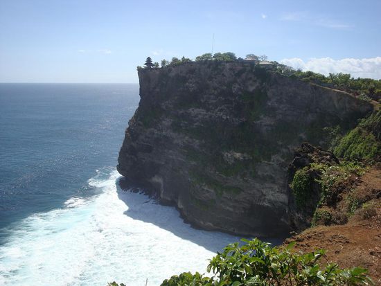 Sicht auf wunderschoene Klippen und den "Uluwatu" Tempel... oben links auf dem Felsen !