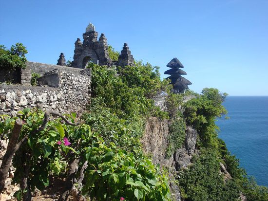 Und hier der Tempel selbst, nicht wirklich spekatkulaer, aber die ganze umliegende Umgebung macht diesen Ort schon recht speziell !