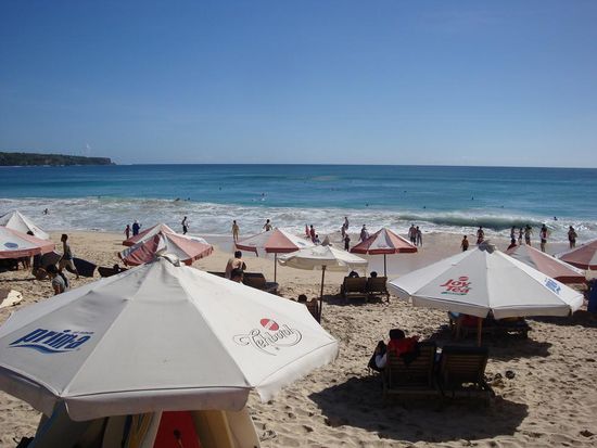 Sonnenschirme, Liegestuehle und tolle Surfbedingungen...