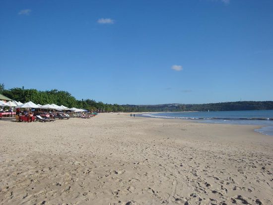 Die leere "Jimbaran"-Beach... schoen, lang und total ruhig, irgendwie kann ich nicht verstehen wieso sich die ganzen Menschenmassen in Kuta befinden wenn es nicht weit entfernt so gemuetliche Straende gibt.