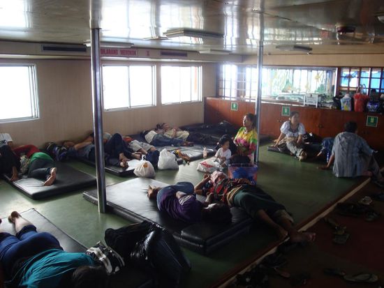 Dies hier war der Raum auf der Faehre mit den Matratzen, ganz hinten im Ecken war mein Platz.