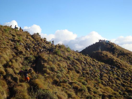 Noch ein paar Schritte, dann haben wir es geschafft... der Kraterrand auf 2600 Meter ueber Meer ! War aber auch langsam Zeit...