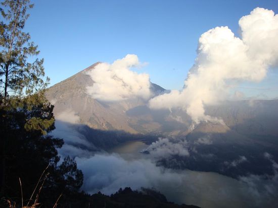 Dies hier war die Sicht auf den Krater, den kleinen Vulkan und den Gipfel des "Rinjani".