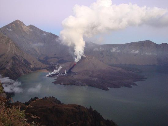 Die Sonne war unterdessen verschwunden, aber es war irgendwie noch zu hell um etwas besonderes zu erkennen. Aber hier sieht man noch schoen den riesigen Kratersee...