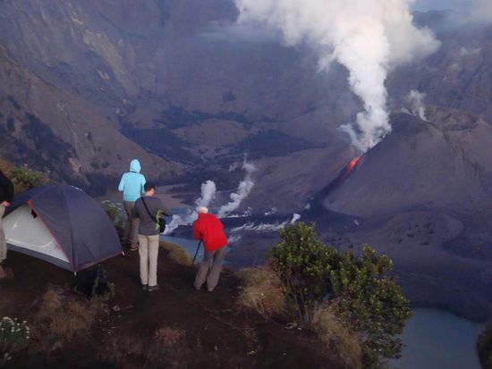 So sah dies aus... die Zelte waren aufgebaut, die Touristen warm angezogen und man auf einmal sah man etwas gluehen...