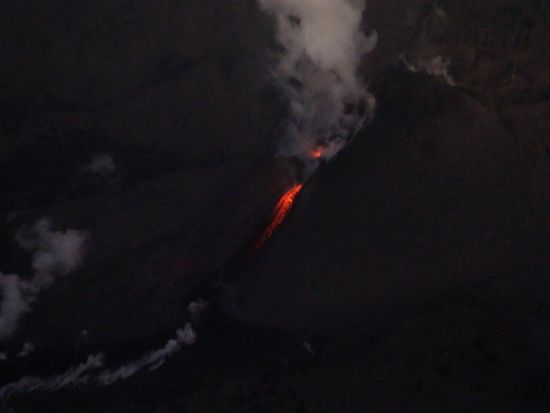 Nun war es schon Stockdunkel... man konnte dafuer noch besser das gluehende Lava erkennen !