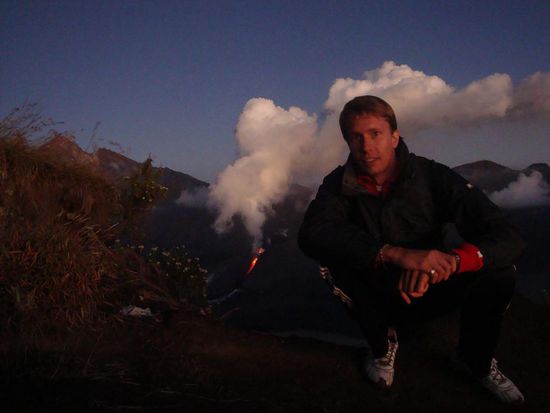 Hier noch ein Bild von mir mit dem Vulkan im Hintergrund... ich bin so froh das ich diesen Trip doch noch gemacht habe !