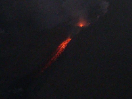 Und nun noch etwas herangezoomt... besser bekam ich es mit meiner Kamera leider nicht hin. Aber einigen andern Besuchern mit teuren Kameras und Stativen gelangen mit verschiedensten Langzeitbelichtungen unglaubliche Fotos. Leider bin ich nicht im Besitz dieser Bilder, aber selbst dort gewesen zu sein ist sowieso am Besten ! 