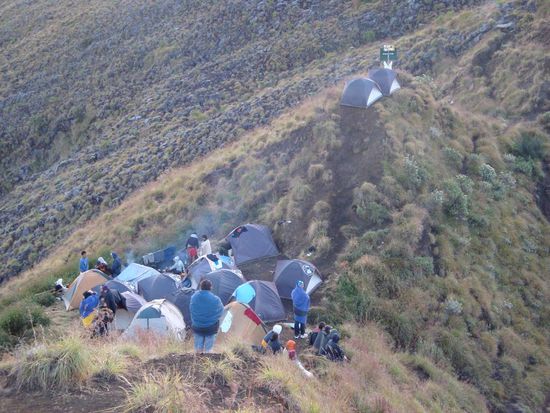 Diverse Zelte von verschiedenen Trekking-Gruppen, da wir als letzte ankamen, hatte es nur noch auf dem Huegel Platz. Mein Zelt war das ganz rechts oben im Bild...