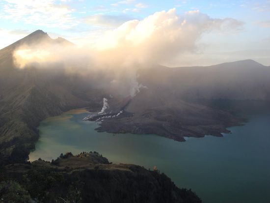 Noch ein letztes Foto am Morgen... irgendwo hier unten gibt es auch noch heisse Quellen, diese sind aber im Moment aus Sicherheitsgruenden nicht zugaenglich !