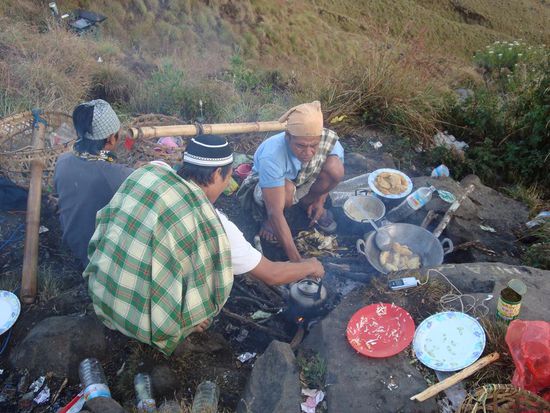 Unsere Traeger am zubereiten des Fruehstuecks...