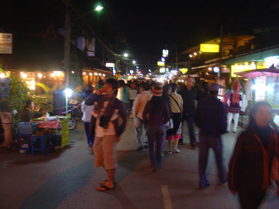 Hauptstrasse von Pai am Abend.