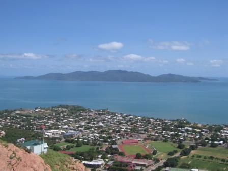 unten Townville und hinten Magnetic Island