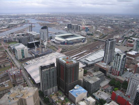 von oben Telstar Dome hinten
South Cross vorne Bahnhof