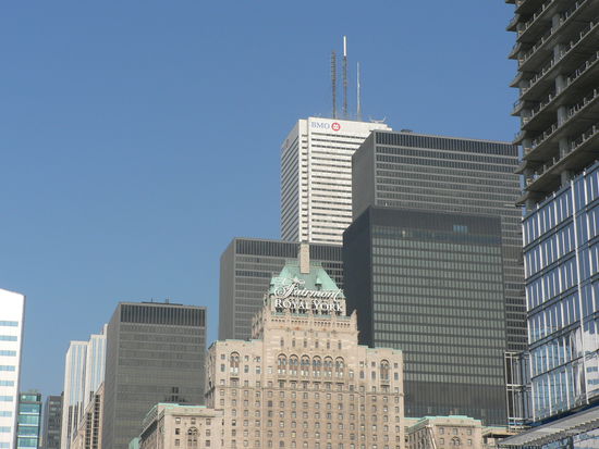 Fairmont Hotel inmitten von glitzernden Hochhäusern