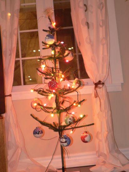 Ist unser Baum nicht herrlich – für einen künstlichen mit selbstgemachten Kugeln aus Keramik und Lisa's Strohstern – der schönste Baum weit und breit.....