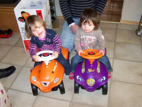 Viel Spass hatten unsere Patenzwillinge Kathrin und Nathalie mit unserem Geschenk 6400 km entfernt....