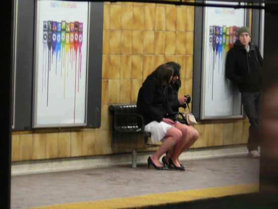 ohne Strümpfe und schon ganz rot gefroren....