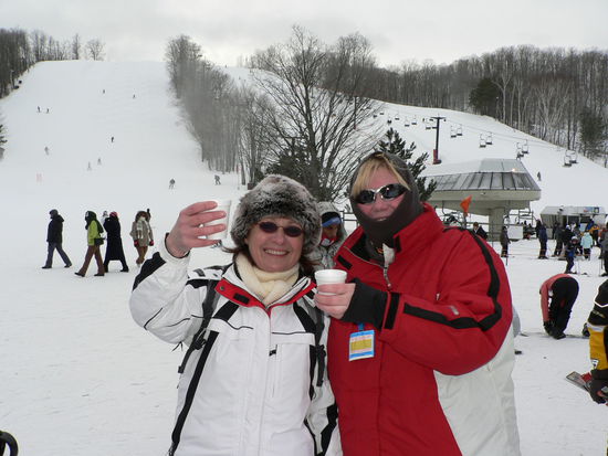 Petra und Silke mit heissem Applecidre (kostenlos)